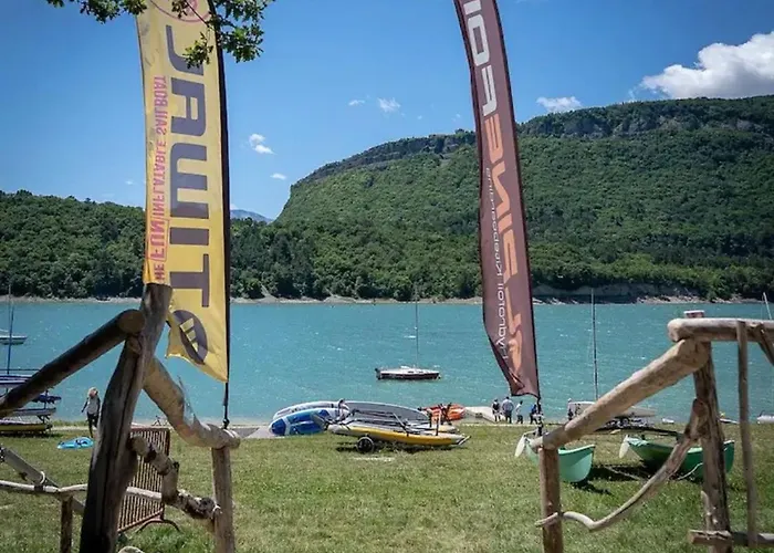 Entre Lacs Et Montagnes